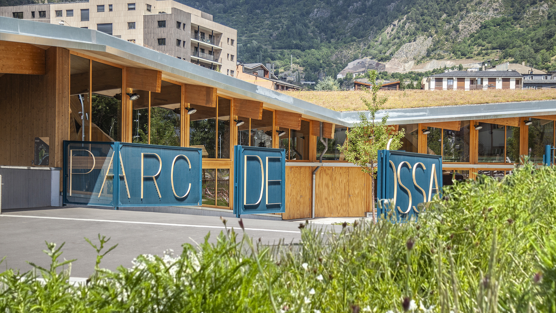 Parc Ossa vegetació paisatgisme fusta a Encamp dissenyat per Altura Arquitectes