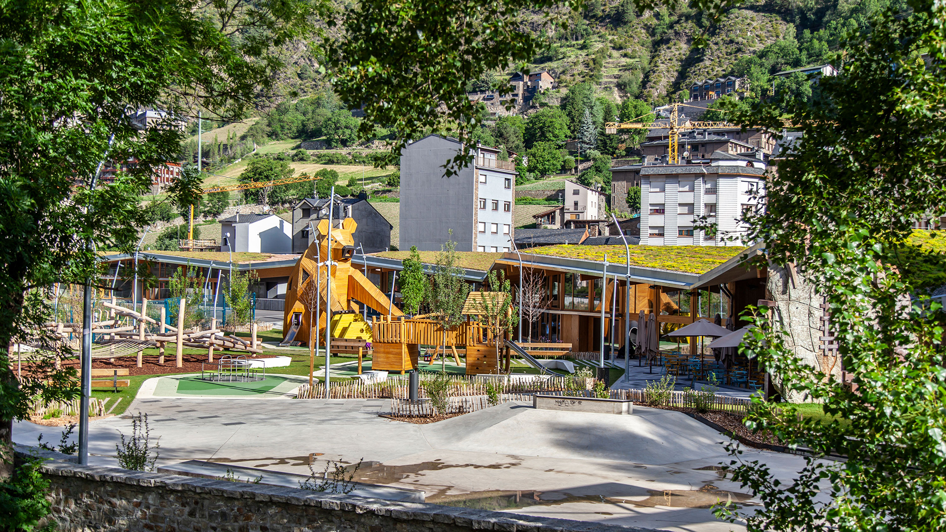 Parc Ossa vegetació paisatgisme fusta a Encamp dissenyat per Altura Arquitectes