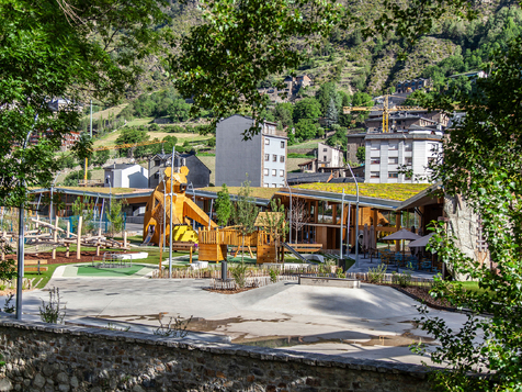 Parc Ossa vegetació paisatgisme fusta a Encamp dissenyat per Altura Arquitectes