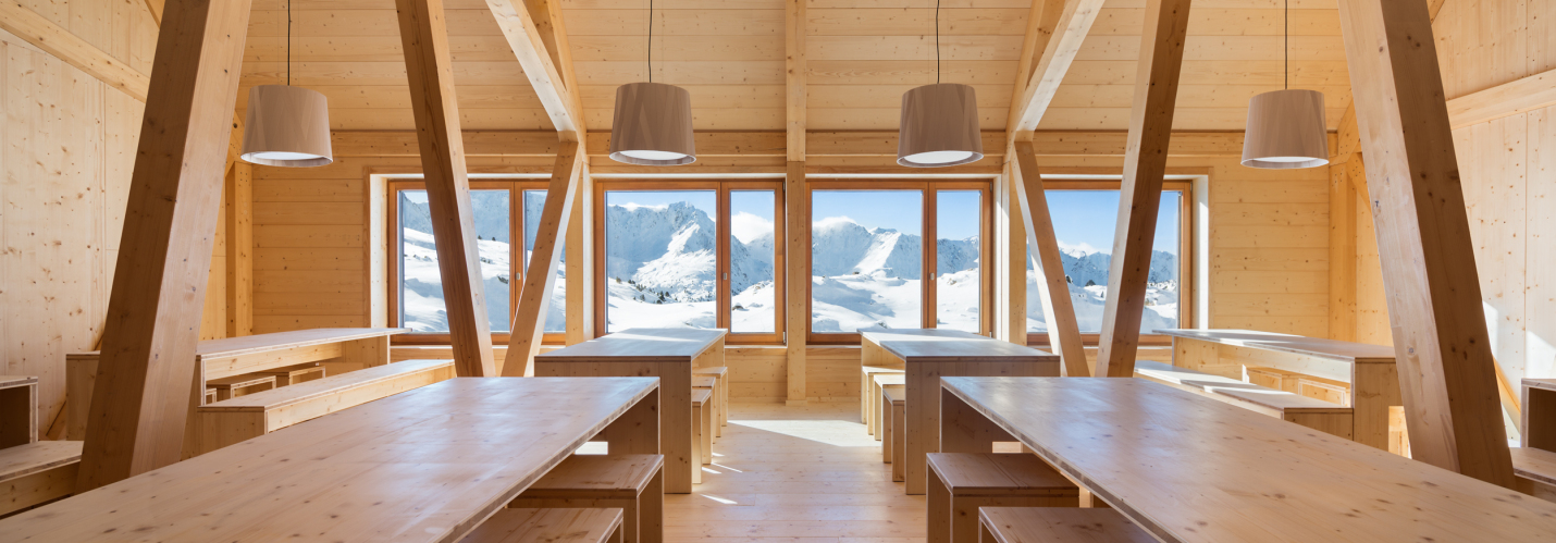 Refugi de lIlla Menjador amb vistes dissenyat per Altura Arquitectes