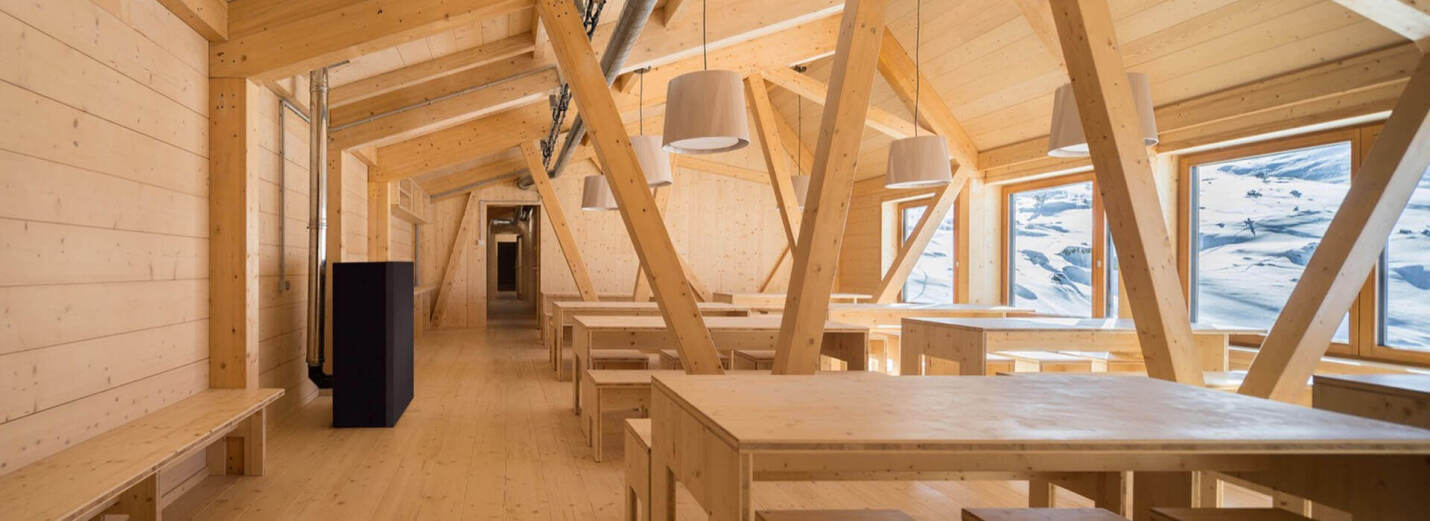 Menjador amb estufa i mobiliari de fusta