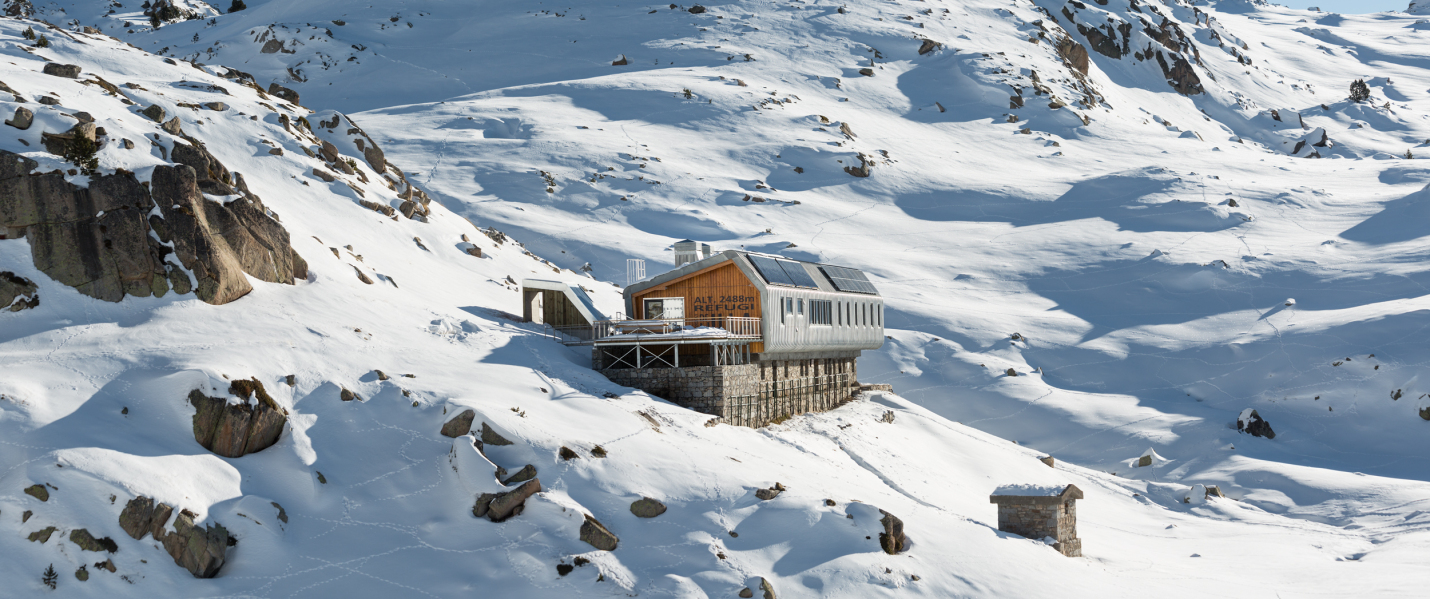 facana oest acces en un entorn nevat