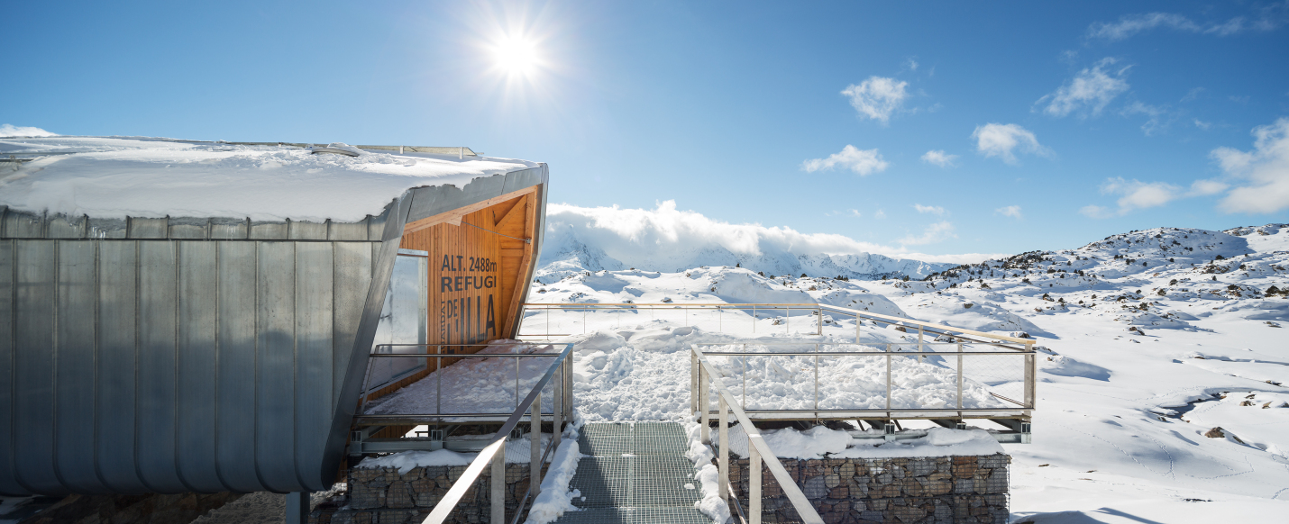 acces a la terrassa del refugi amb neu