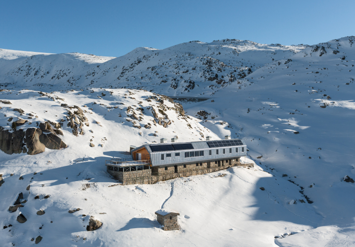 vista aeria coberta inclinada amb plaques solars