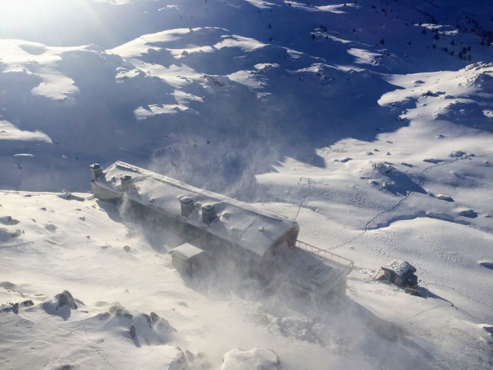 vista aeria del refugi  facana posterior amb neu