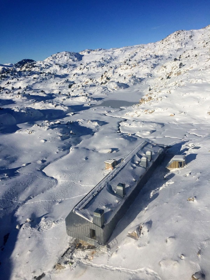 vista aerea de la coberta amb pous de llum i xemeneies