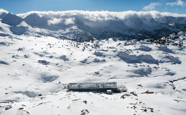 vista aeria amb neu i nuvols de fons