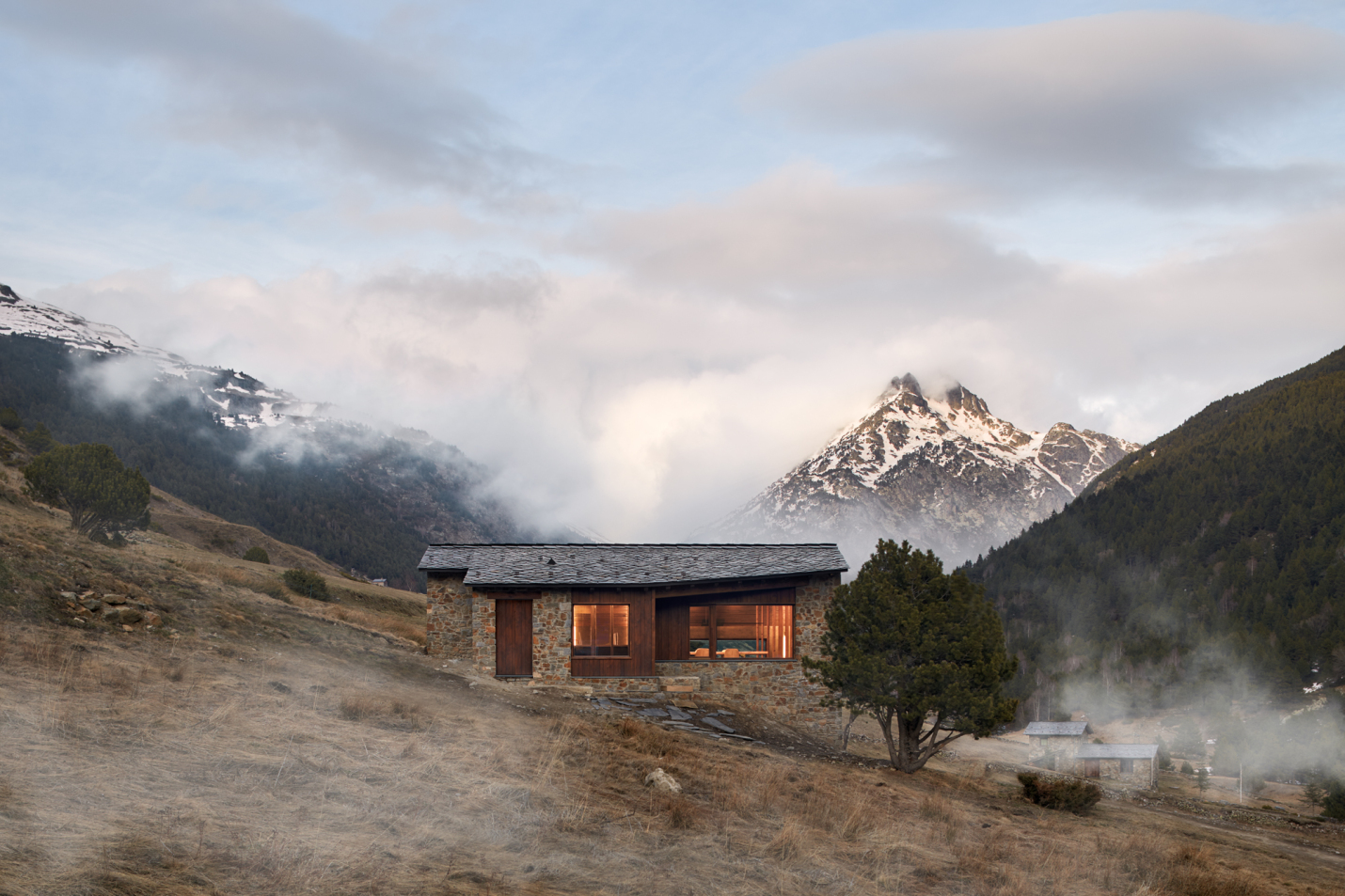 acces a la borda amb el pic d anrodat al fons de la vall d incles
