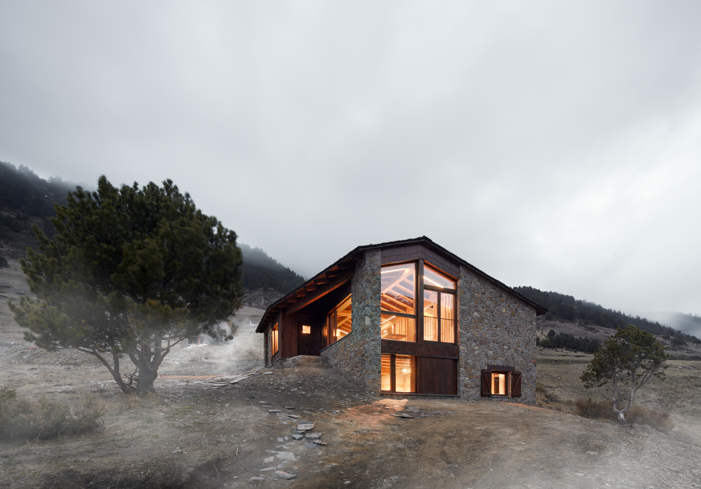 facana principal de la borda amb grans finestral tipus gaial