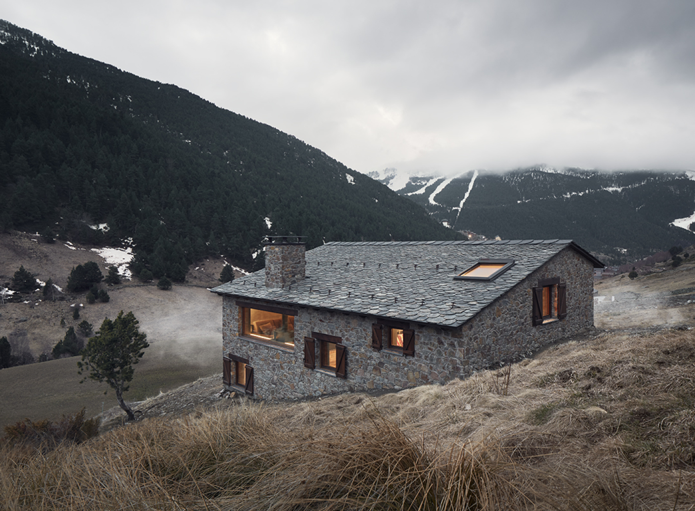 exterior borda incles inserida en el terreny