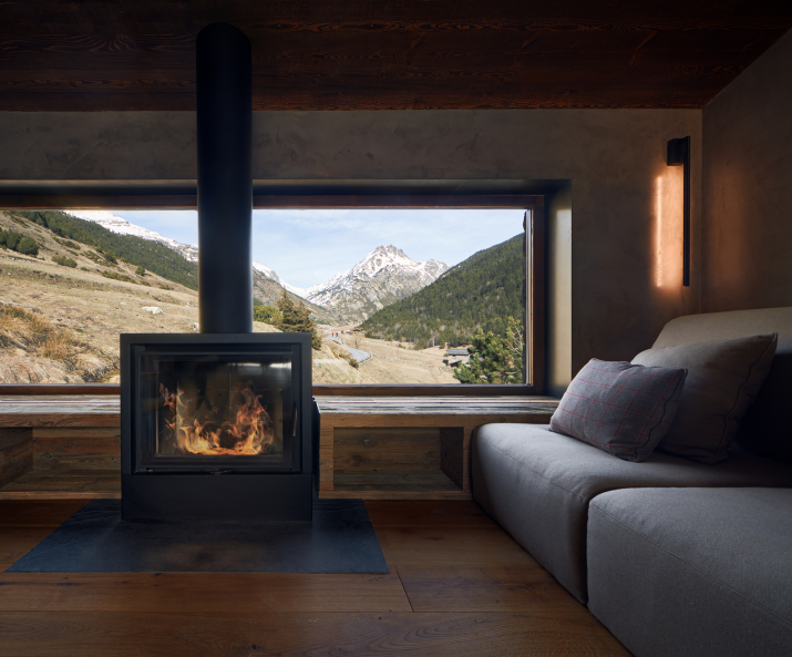 finestra de la sala d estar amb vistes al fons de vall i llar de foc