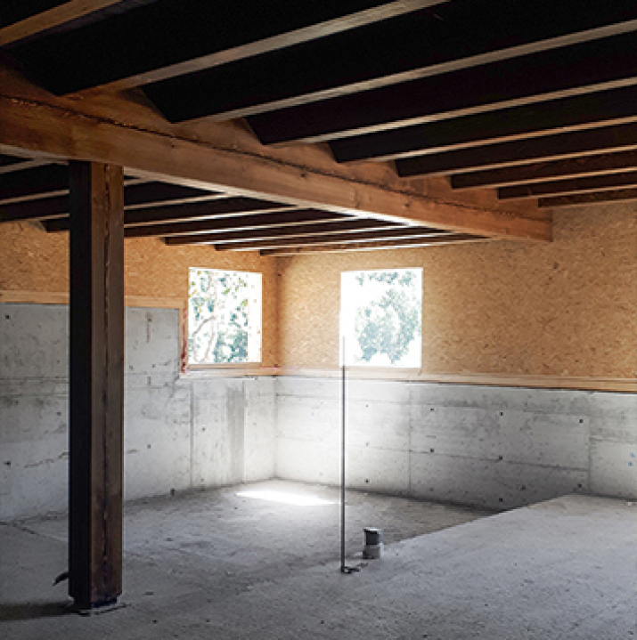 estructura de fusta i formigo en contacte amb el terreny