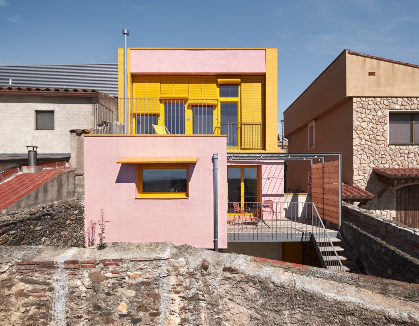 Alcat frontal sud facana rosa i control solar groc