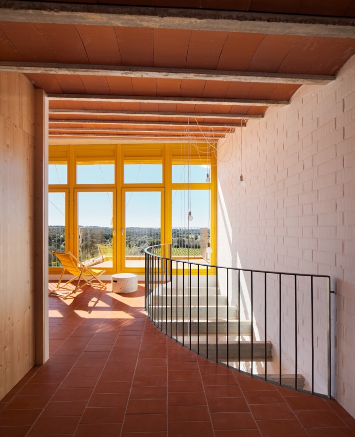 Sala polivalent oberta a les vistes de les vinyes