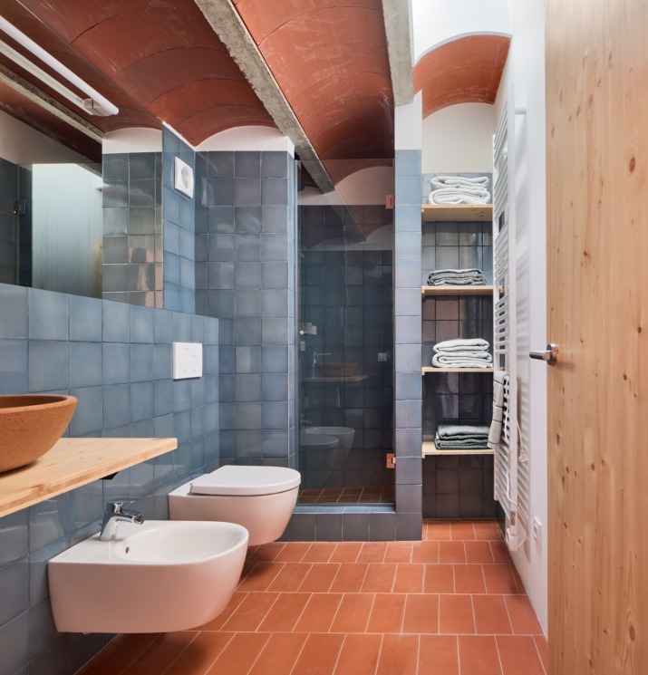 Bany amb rajola esmaltada blava de la bisbal