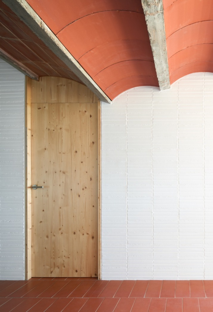 Materialitat amb obra ceramica pintada, rajola catalana, bigueta i revolto i fusteries de pi