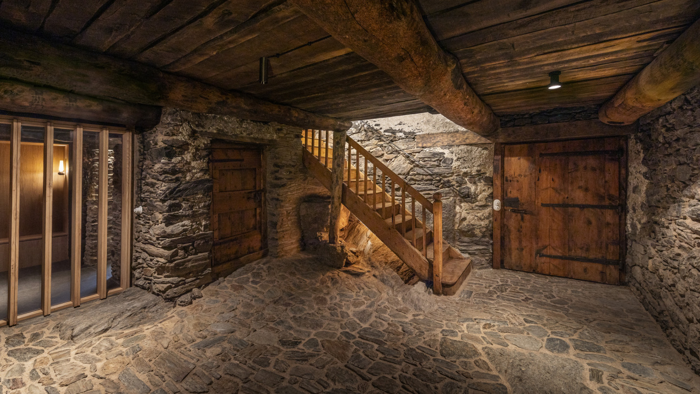 acces escala i paviment de pedra existent