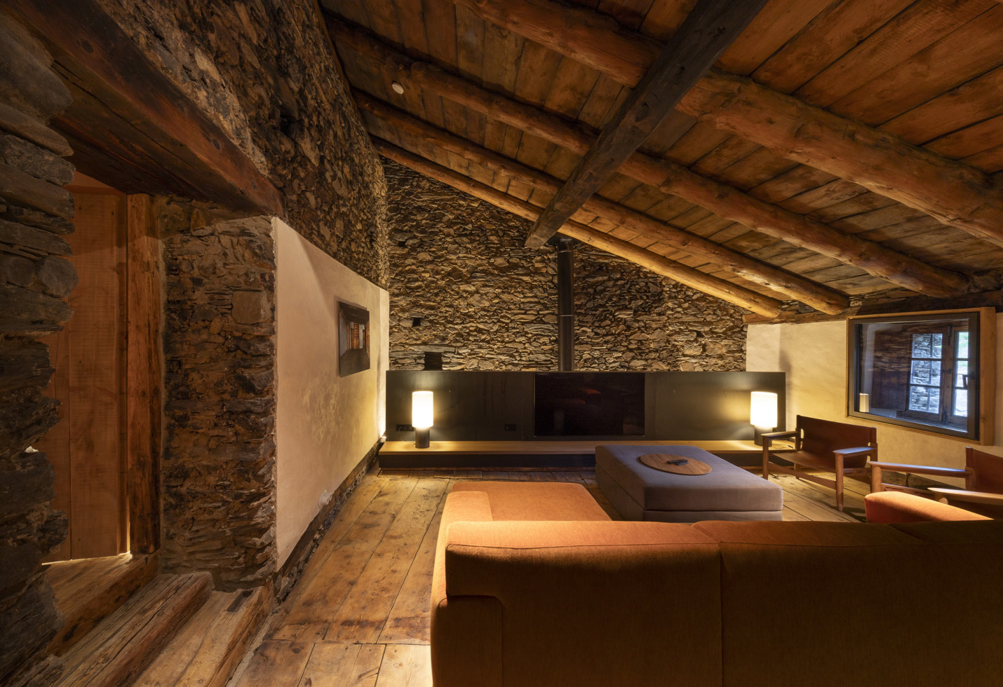 sala estar amb llar de foc i arrebossats de morter de calc