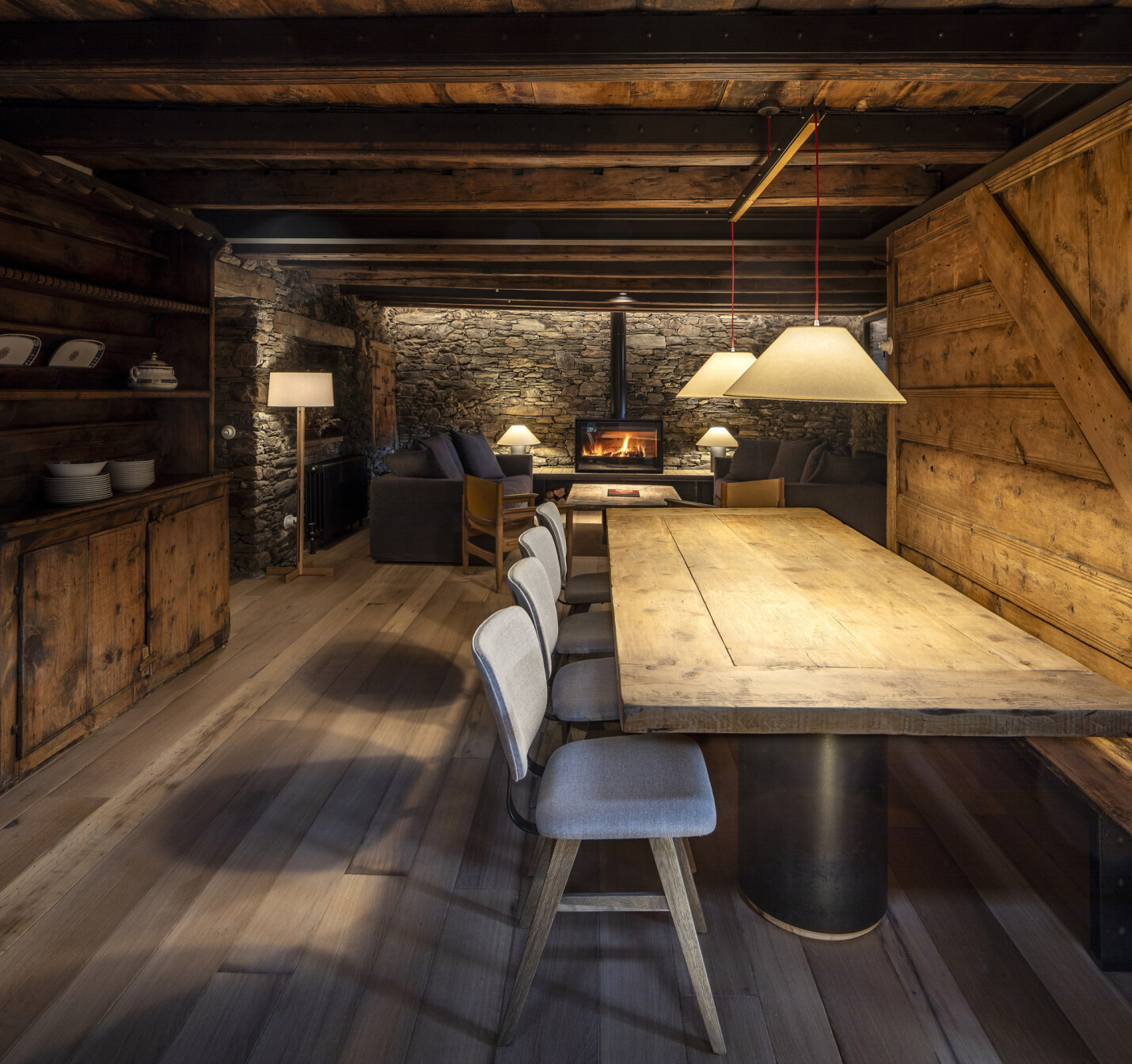 soler amb taula del menjador i escudeller