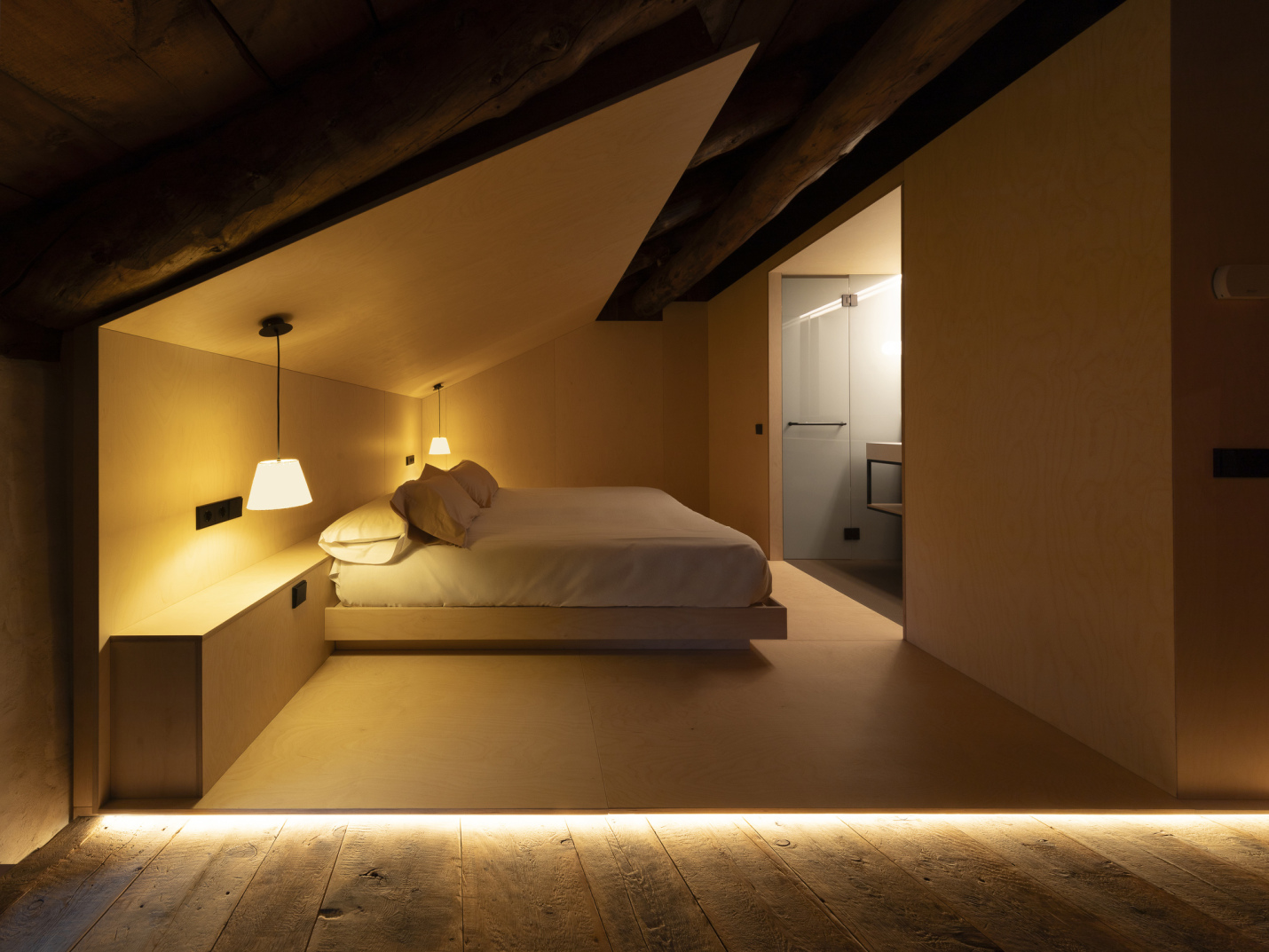 habitacio amb envolvent climatica com a cinta de fusta