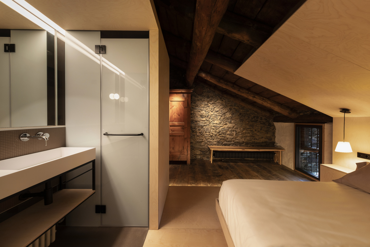 habitacio amb bany revestida amb fusta