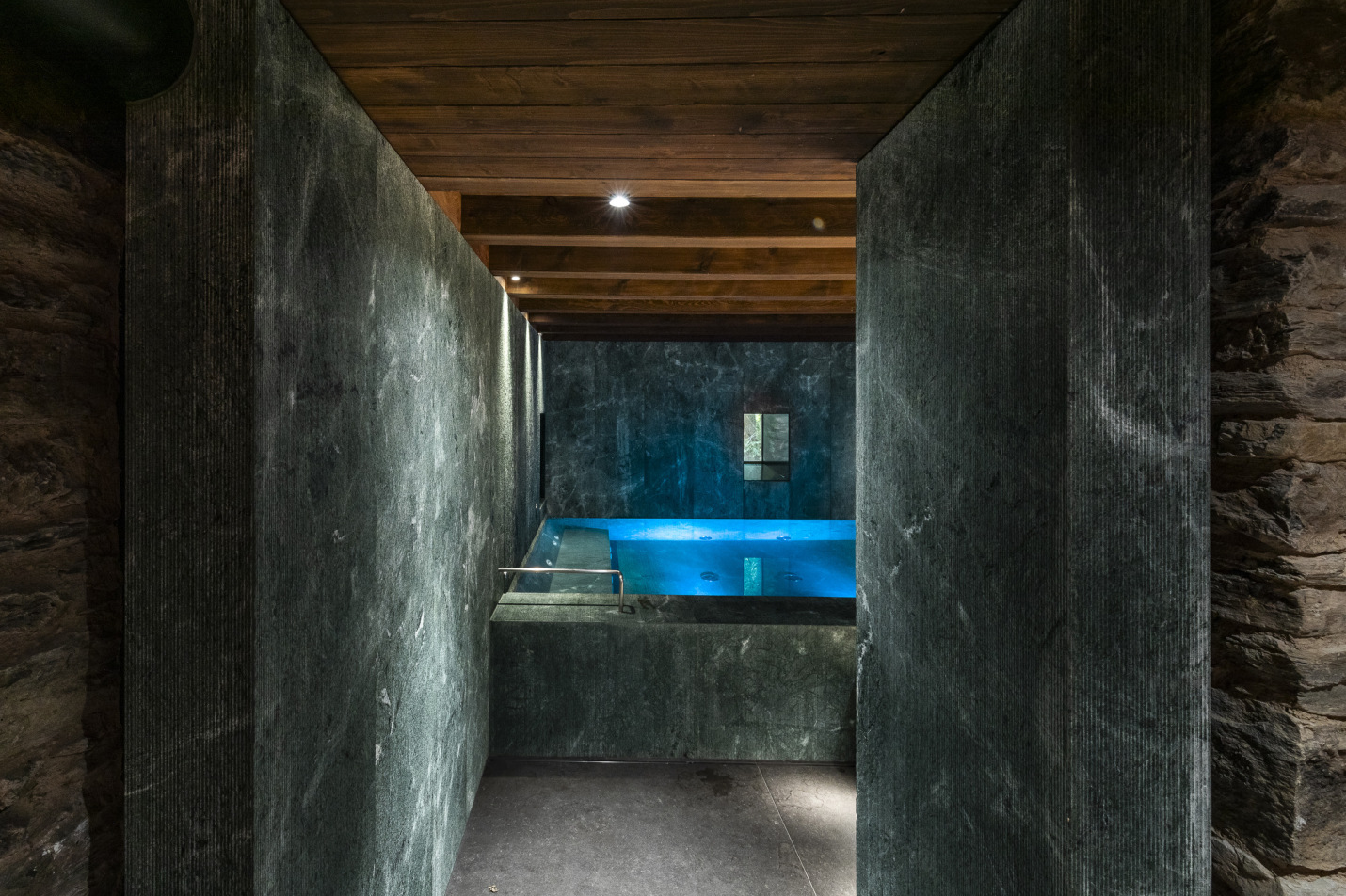 piscina del spa amb revestiment de pedra natural