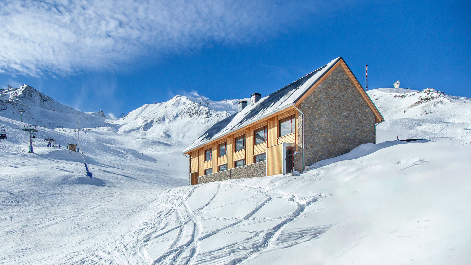 Costa Rodona edifici de serveis amb fusta prefabicat al Pas de la Casa, Encamp per Altura Arquitectes