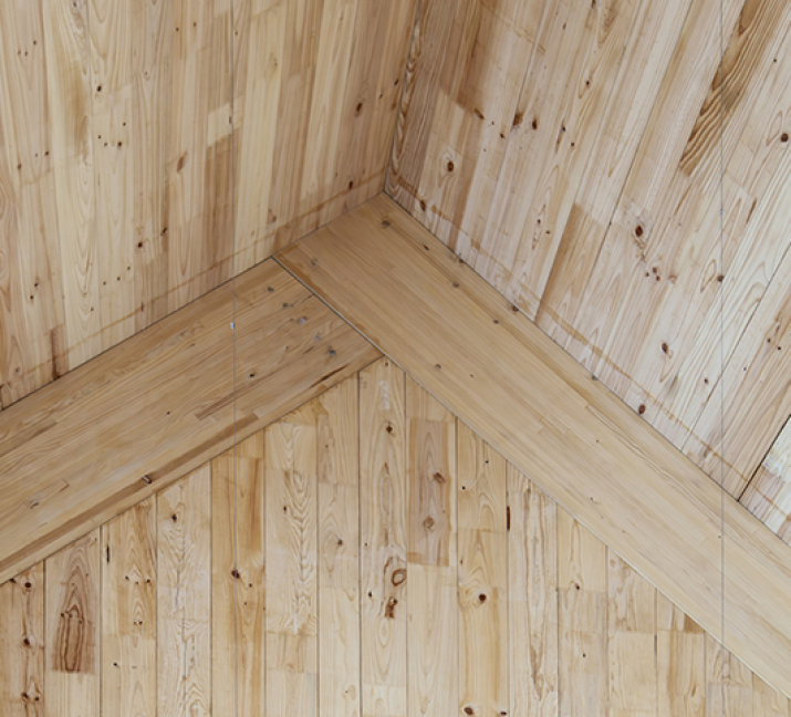 detall unio portic fusta amb coberta de clt mix