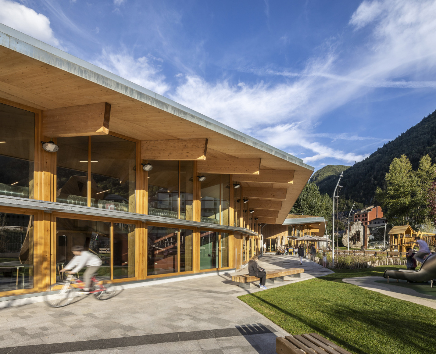 facana equpament del parc de l ossa edifici de fusta amb voladis per control solar