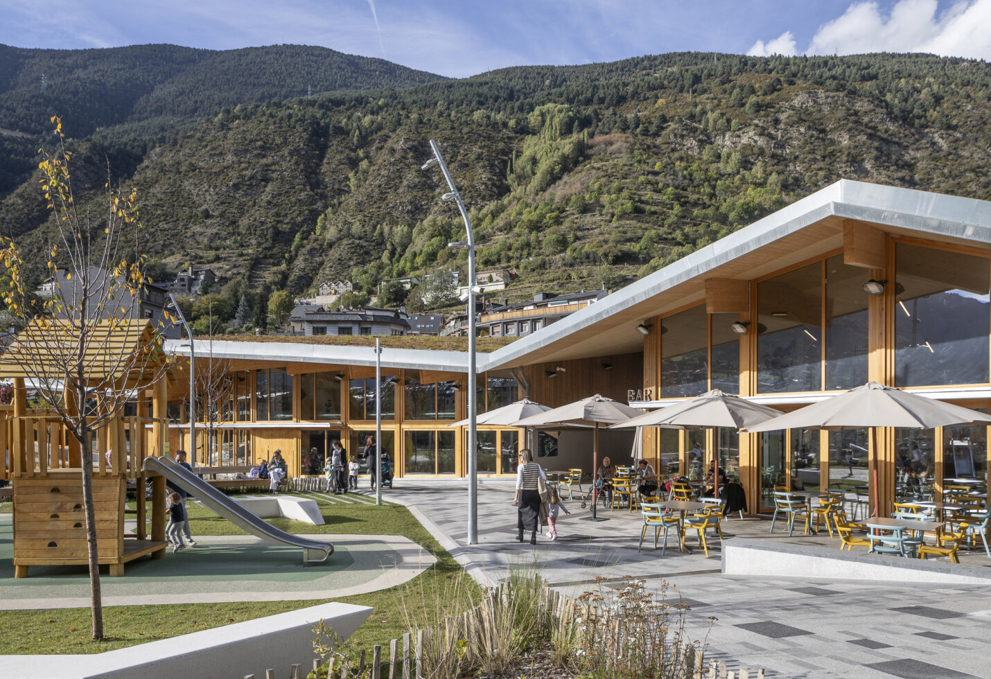 edifici en relacio amb el parc de l ossa facana sud per maximitzar guanys solars