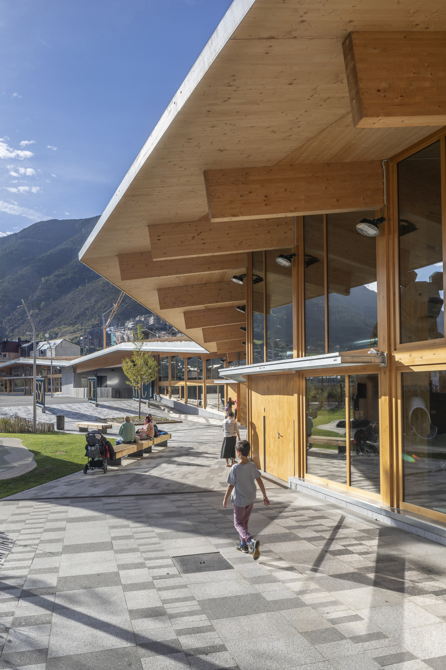 proteccio solar edifici de fusta per ombrejar la facana