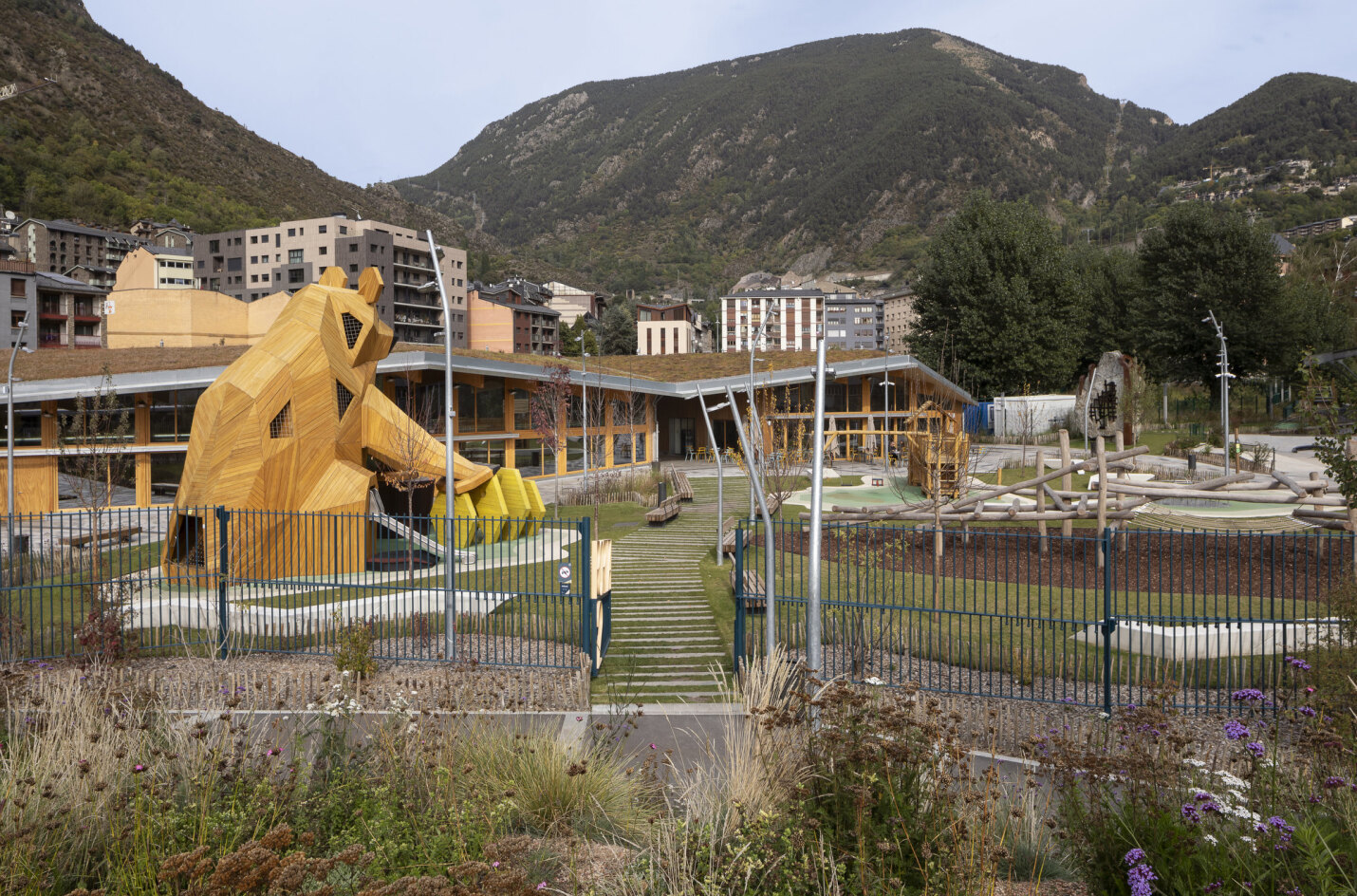joc infantil de l ossa i paisatgisme amb vegetacio autoctona