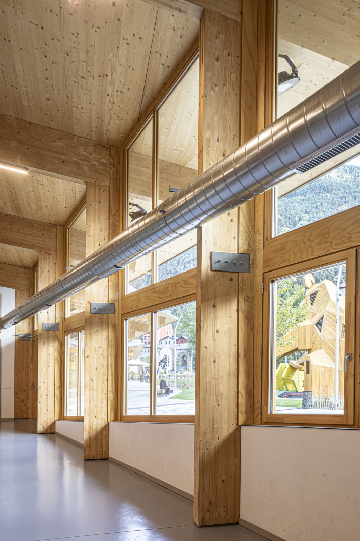 detall facana amb estructura vista finestres de fusta i installacions vistes