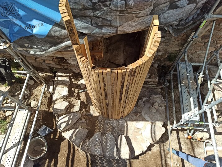 construccio del campanar amb pedra i encofrat interior