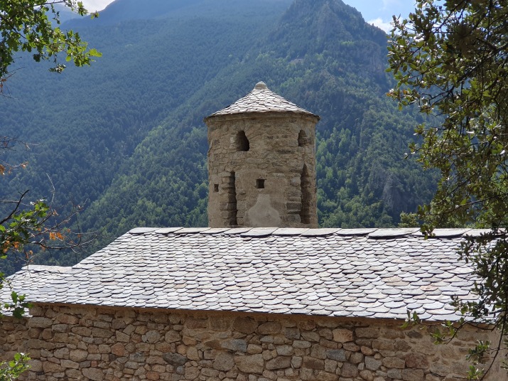 el campanar reconstruit sobresurt de nou