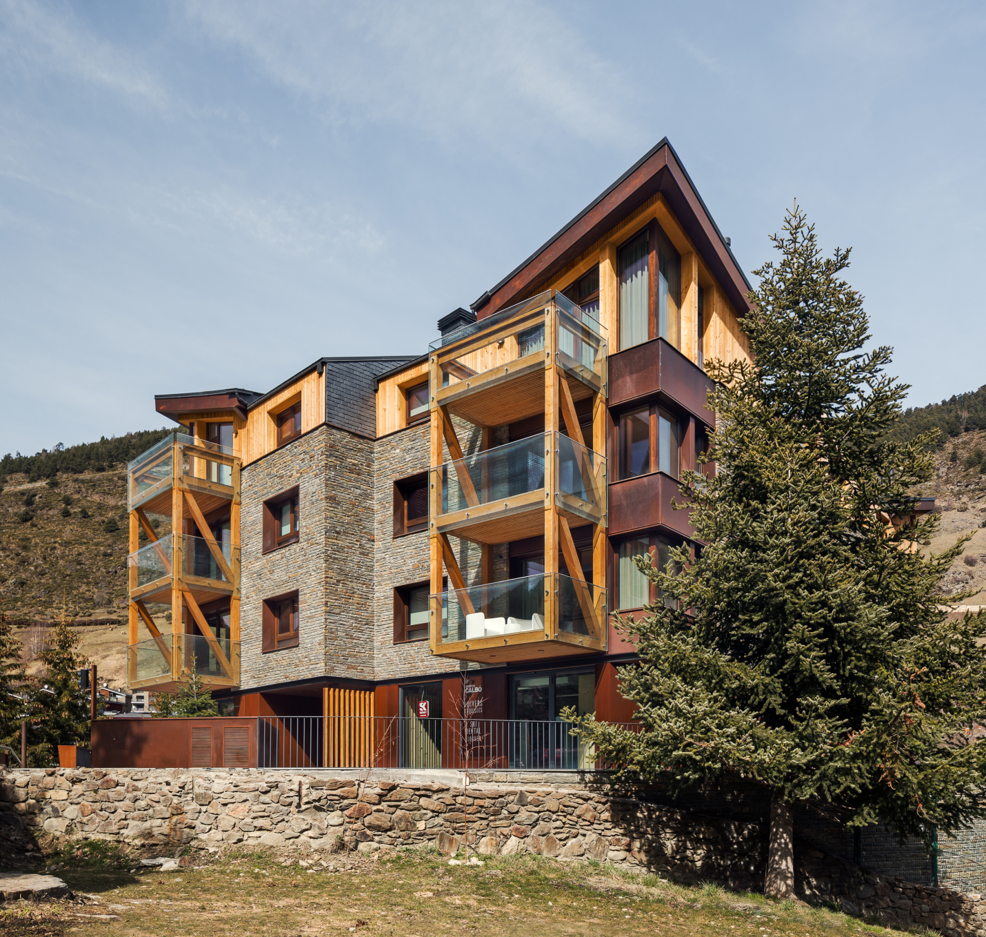 Edifici Malyon a El Tarter, arquitectura pirinenca amb pedra i fusta, Altura Arquitectes