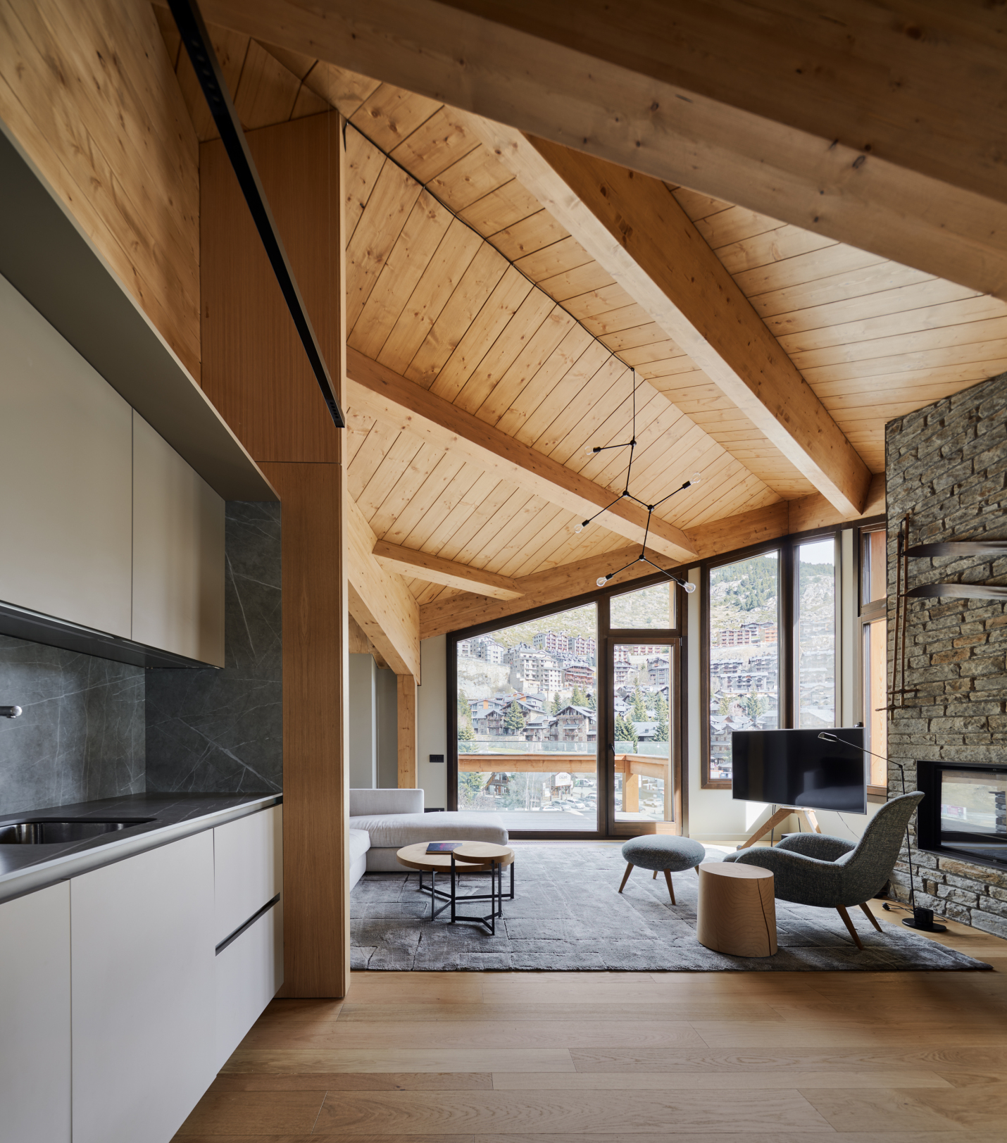 Sostre de fusta i estructura prefabricada amb vistes a l estacio d ski