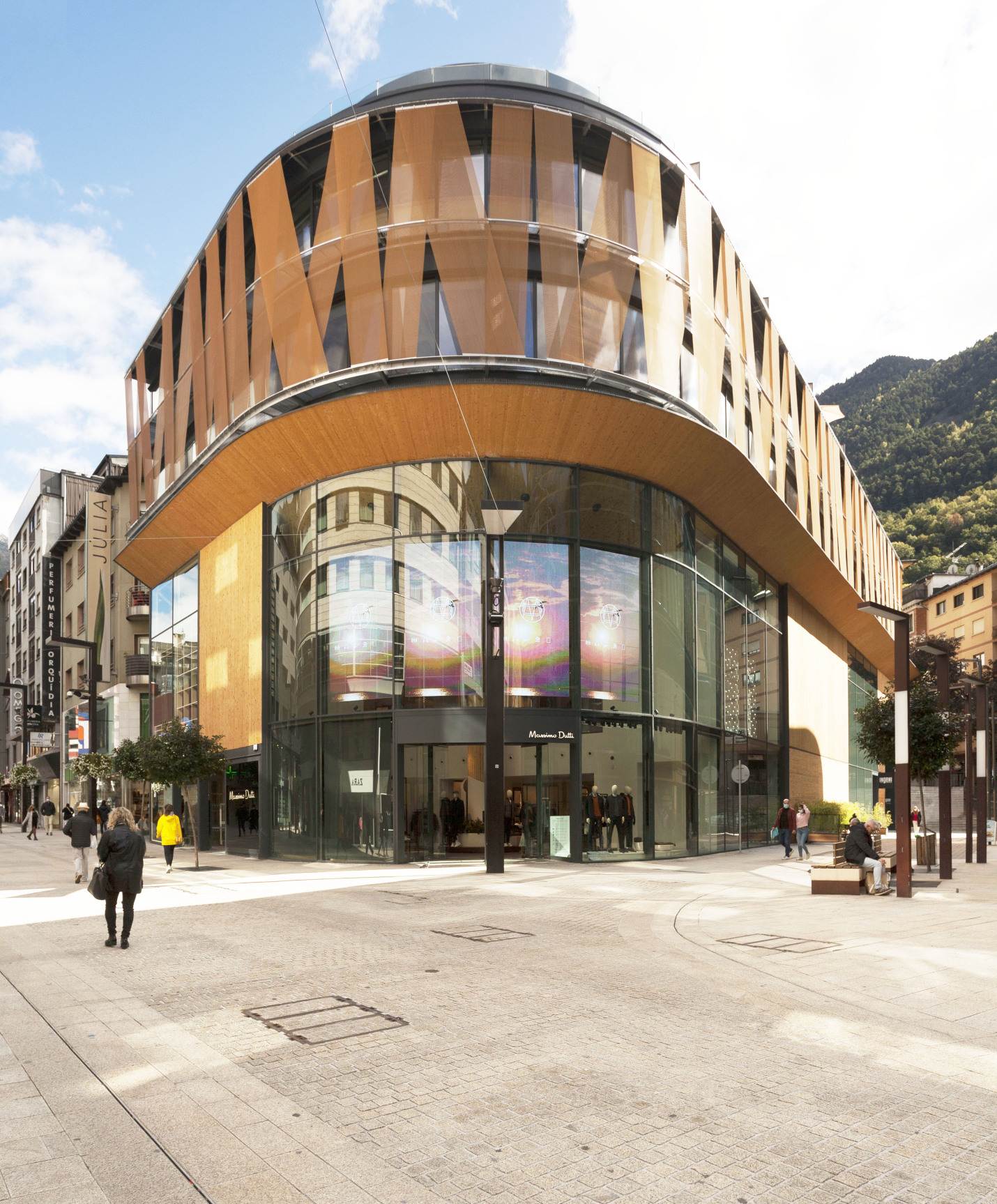 Edifici multifuncional al centre d’Andorra | Oficines i habitatges pati