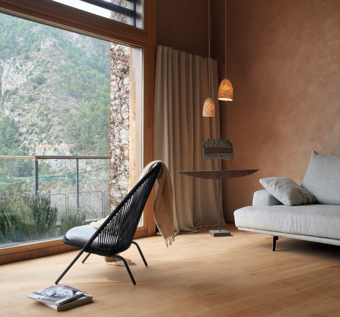 interior d habitatge saludable amb fusta i vistes al cadi arseguel