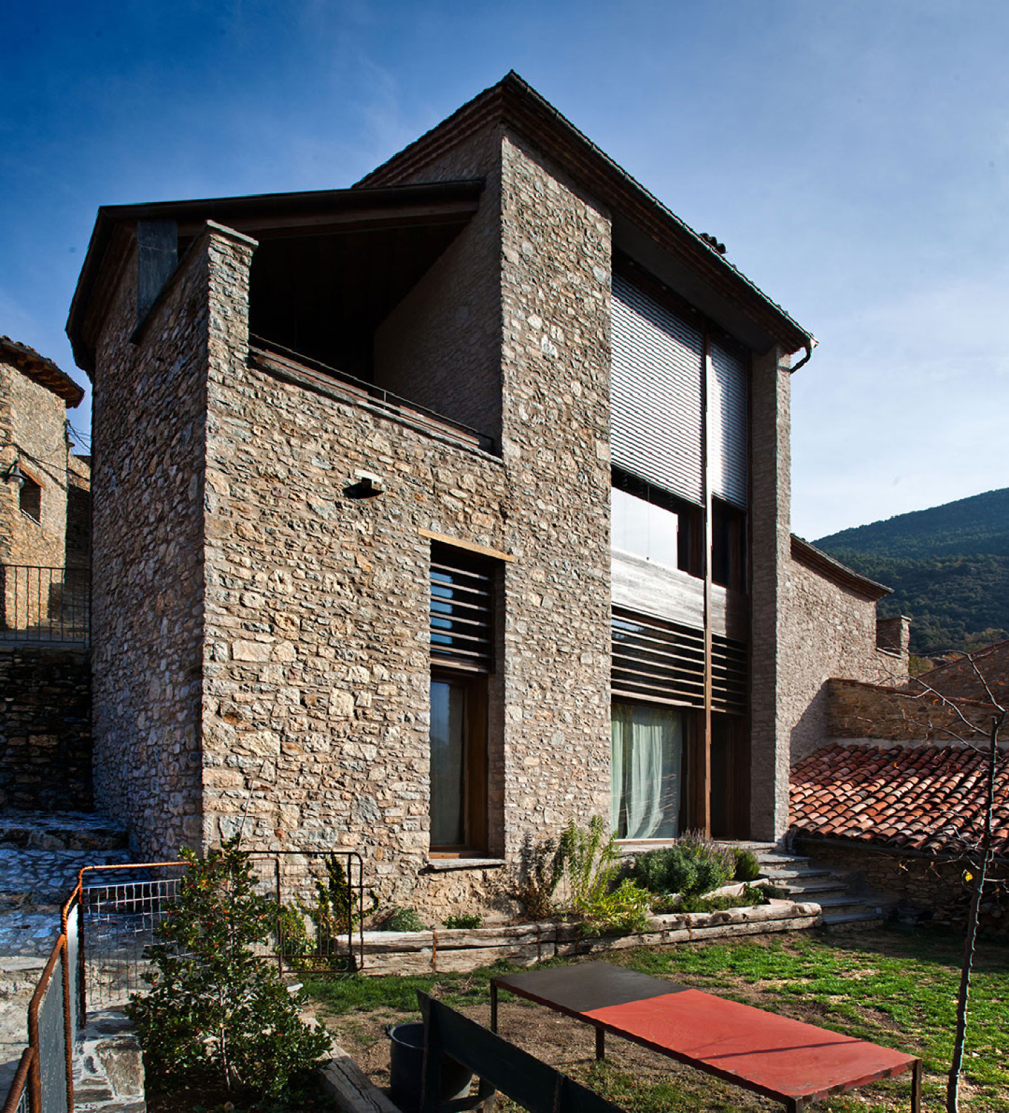 reforma d un paller a arseguel amb pedra original i fusta altura arquitectes