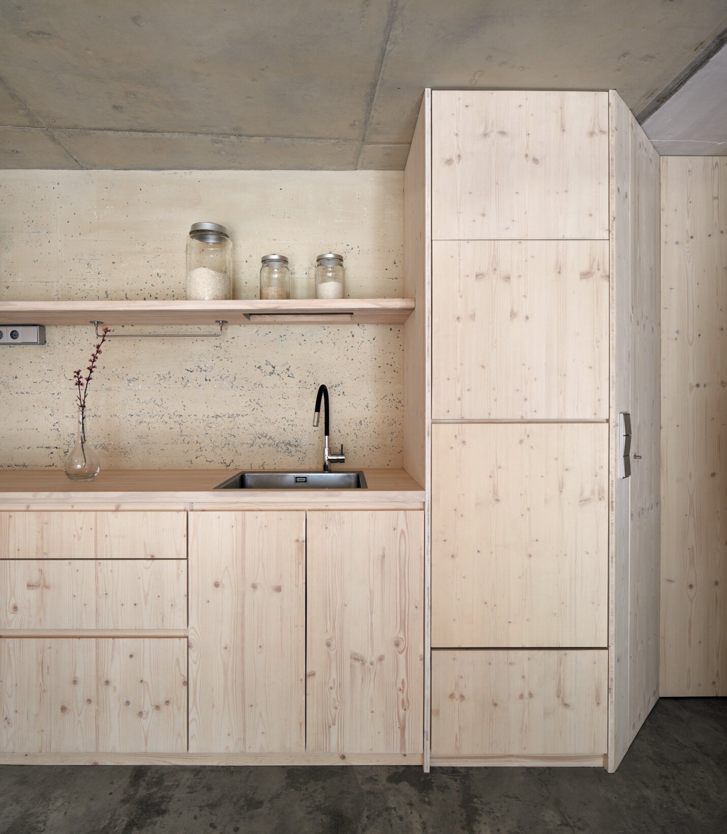 detall de cuina i mobiliari fet a mida amb fusta d avet altura