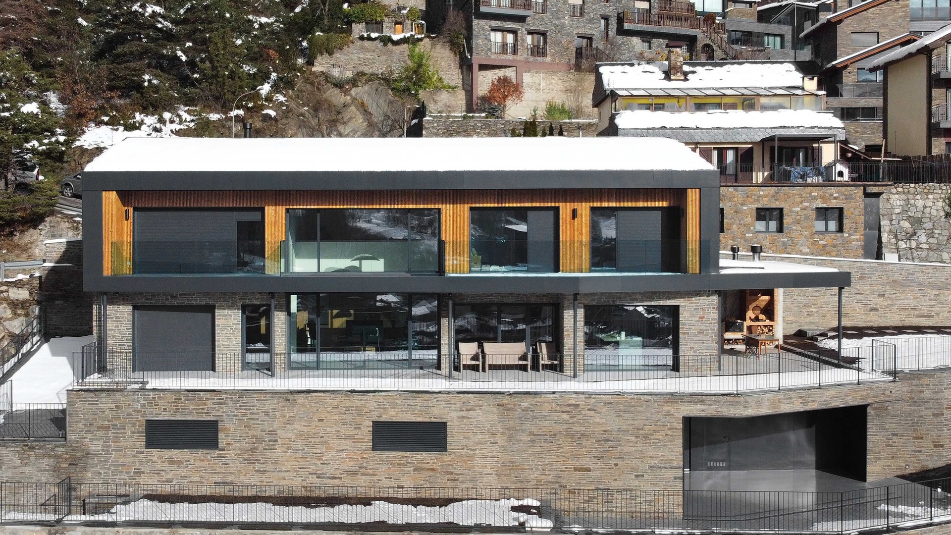 Habitatge unifamiliar sostenible dissenyat per altura arquitectes