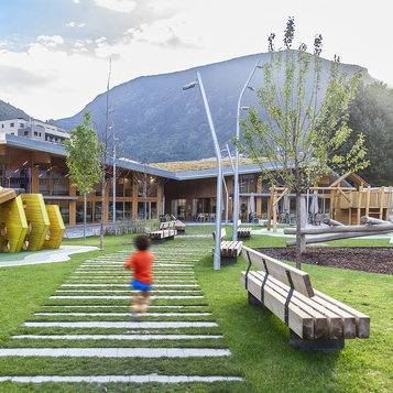 Parc Ossa vegetació paisatgisme fusta a Encamp dissenyat per Altura Arquitectes